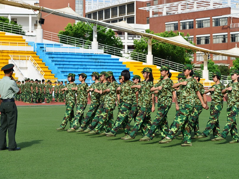 黑白顛倒,封閉式軍事化學校