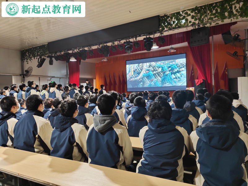 新起點青少年特訓學校組織學生觀看建軍大業