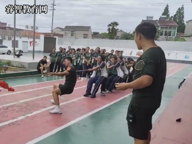 新起點(diǎn)教育專門學(xué)校舉行拔河比賽