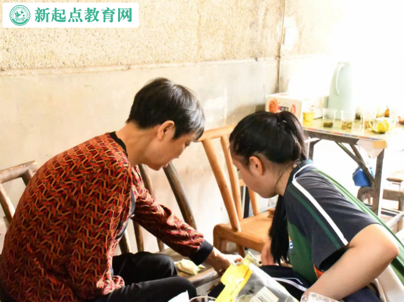 專管叛逆孩子的學(xué)校開展重陽節(jié)敬老活動