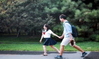家長發(fā)現(xiàn)11歲的女兒網(wǎng)戀了怎么辦